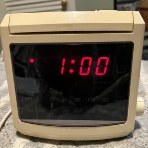 Vintage General Electric Alarm Clock AM/FM Radio